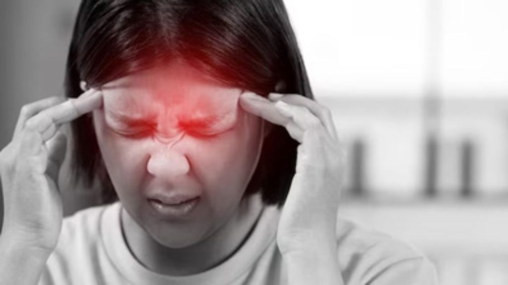 Vitamin D Deficiency & Headaches: बार-बार सिरदर्द हो सकता है जानलेवा…इस गंभीर बिमारी का हो सकता है संकेत!