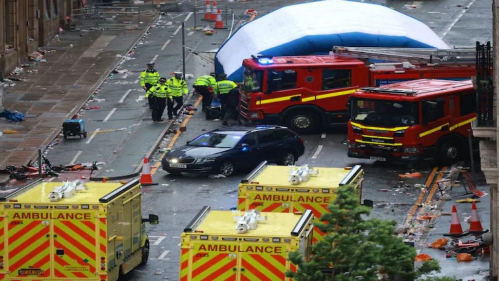 Liverpool Car Accident: जीत के जश्न में छाया मातम…लिवरपूल में खिलाड़ियों की विक्ट्री परेड में अचानक घुसी कार ने भीड़ को रौंदा