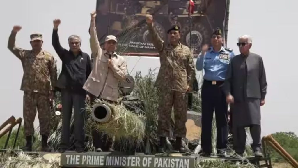 Pakistan: पाकिस्तान को प्रोपेगेंडा का सहारा…पाक सेना के टैंक पर चढ़े शहबाज शरीफ, भारत से हारने के बाद भी नहीं आए बाज