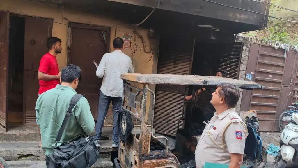 Delhi : शाहदरा में ई-रिक्शा चार्ज करते वक्त लगी आग, 6 लोग अस्पताल में भर्ती