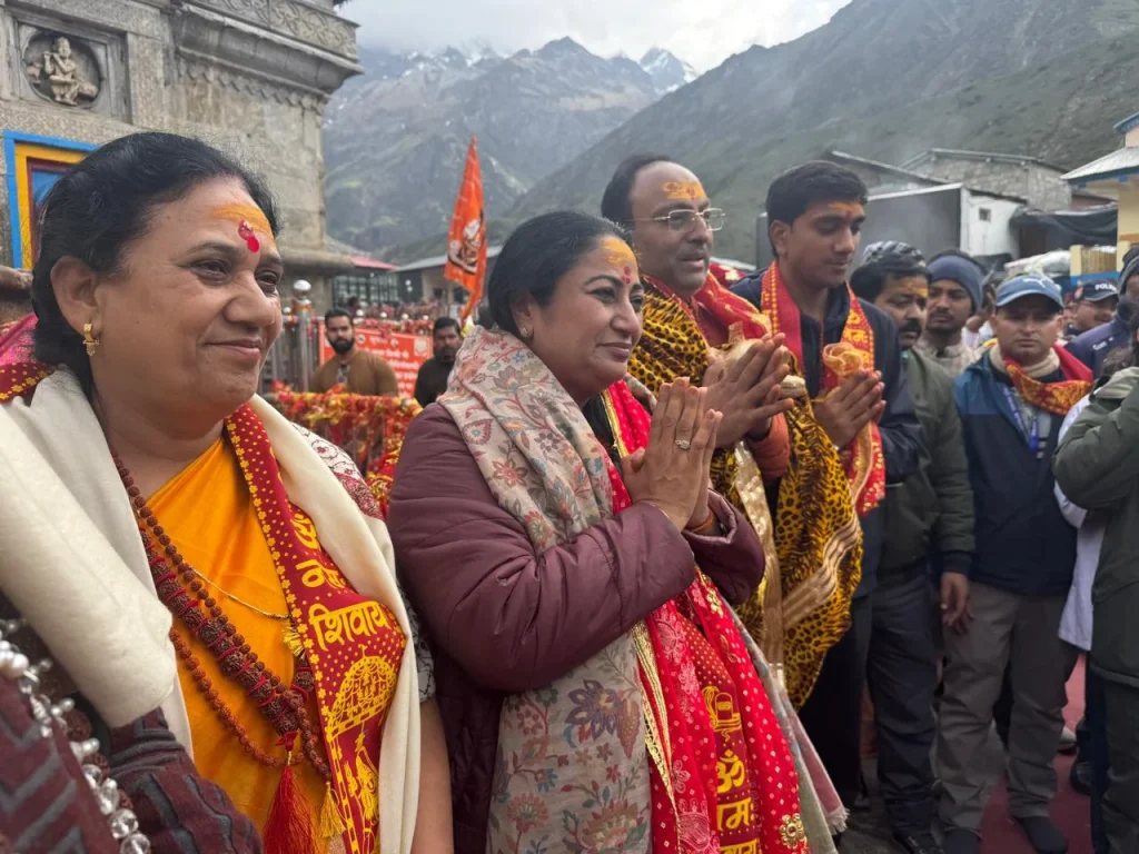 Kedarnath Temple: केदारनाथ धाम पहुंची दिल्ली की सीएम रेखा गुप्ता, परिवार संग की पूजा-अर्चना 