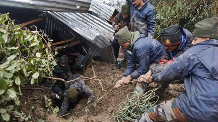 Sikkim Landslide: सिक्किम में आर्मी कैंप पर लैंडस्लाइड, 3 जवानों की हुई मौत, 9 लापता