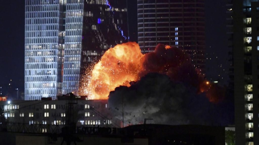 Iran-Israel War : ईरान ने इज़रायल पर दागीं सैकड़ों मिसाइलें, बजने लगे सायरन…मची चीख पुकार