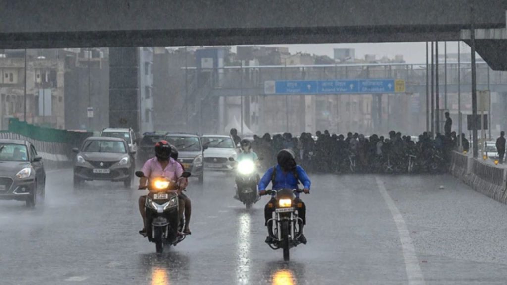 Delhi Weather : दिल्ली में मौसम ने लिया करवट, गर्मी से राहत, बारिश और तेज हवाओं का दौर शुरू