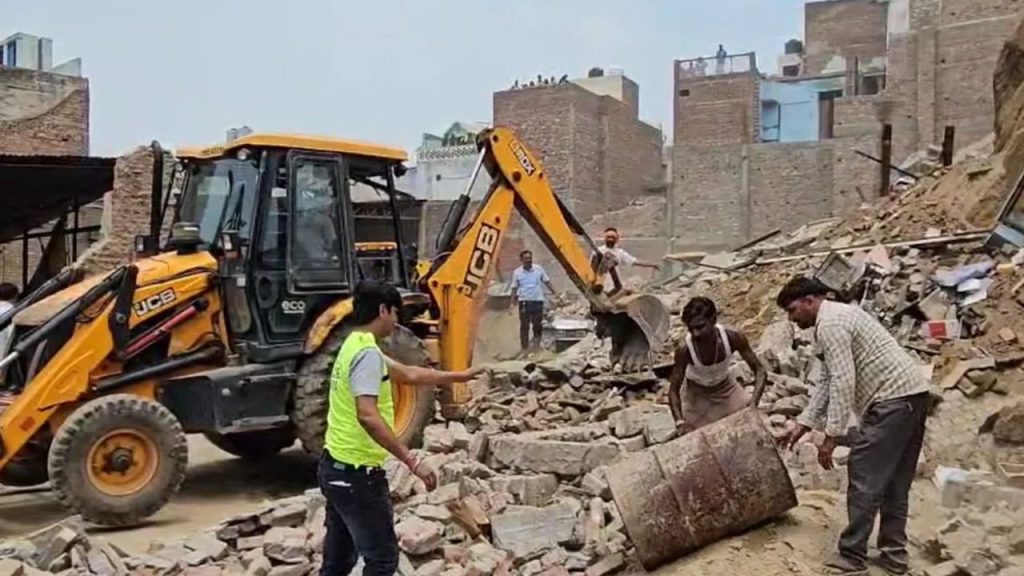 Mathura : कृष्ण नगरी मथुरा में गिरे एक साथ 6 मकान, मलबे के कई लोगों के दबे होने की आशंका