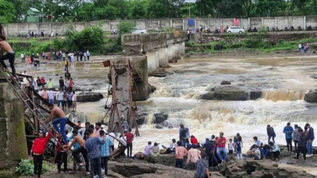 Pune Bridge Collapse: पुणे में इंद्रायणी नदी पर बना पुल का टूटा आधा हिस्सा, 5 लोगों की हुई मौत