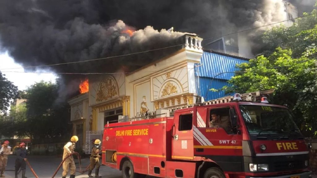 Banquet Hall Fire: मोती नगर के बैंक्वेट हॉल में लगी आग, बचाव में जुटीं 24 दमकल विभाग की गाड़ियां