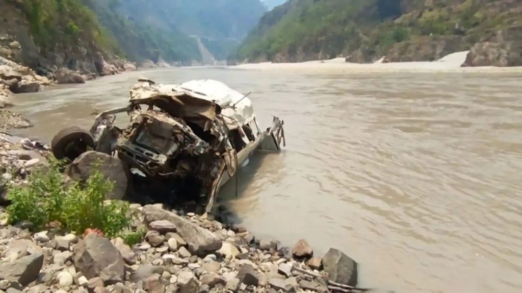 Uttarakhand: उत्तराखंड में अलकनंदा नदी में गिरी बस, रुद्रप्रयाग-बद्रीनाथ हाईवे पर बड़ा हादसा…अब तक तीन लोगों की मौत