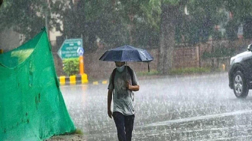 Delhi Weather : दिल्लीवालों को राजधानी में बारिश का इंतजार, उमस से लोगों का बुरा हाल