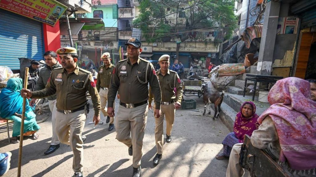 Delhi: राजधानी से घरे गए 18 अवैध बांग्लादेशी….गिरफ्तार लोगों में 5 ट्रांसजेंडर भी शामिल