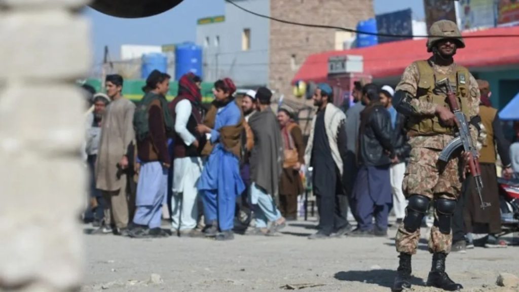 Pakistani: पाकिस्तान में सेना काफिले पर हुआ सुसाइड अटैक…13 जवानों की मौत, 10 घायल