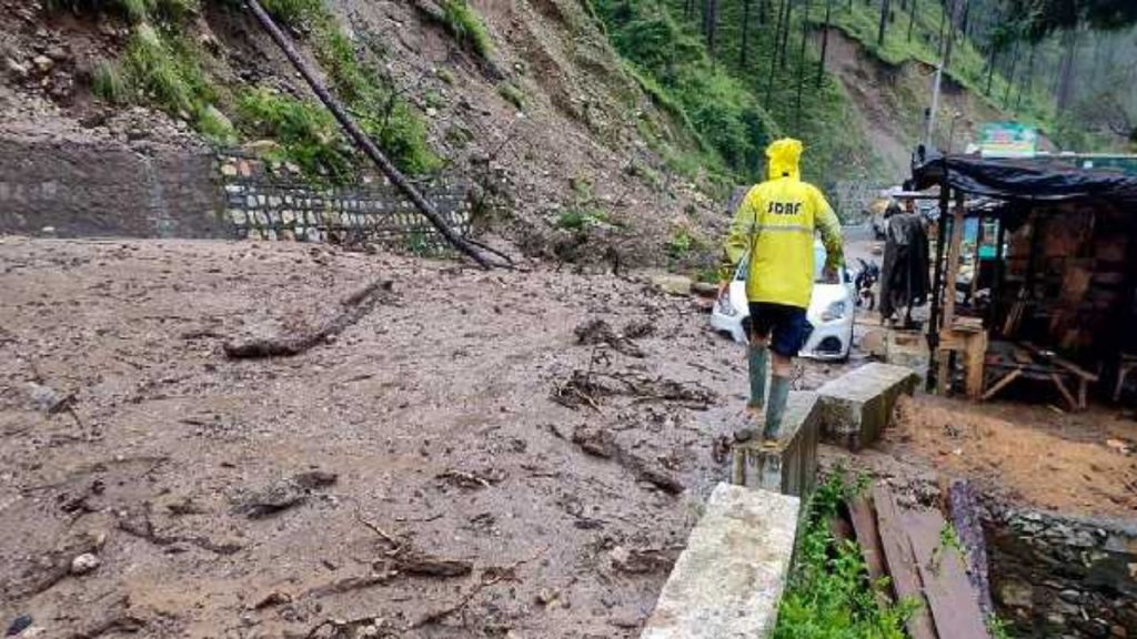 Uttarkashi Cloudburst : उत्तराखंड के बड़कोट तहसील में बादल फटने से हड़कंप, SDRF और पुलिस ने शुरू किया राहत कार्य