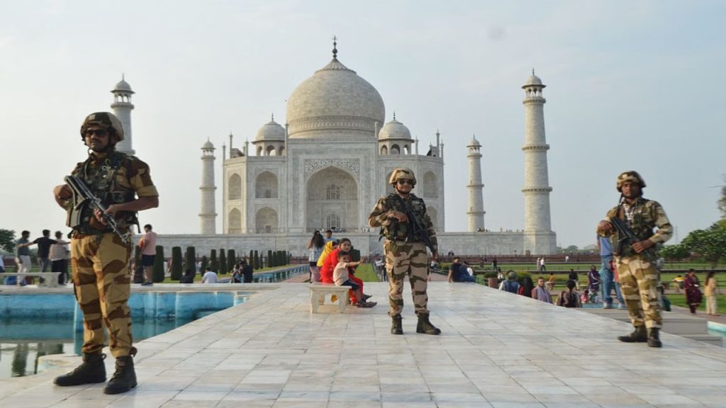 Agra Airport Bomb Threat: आगरा एयरपोर्ट को मिली बम की धमकी, ताजमहल के पास हवाई फायरिंग से हड़कंप