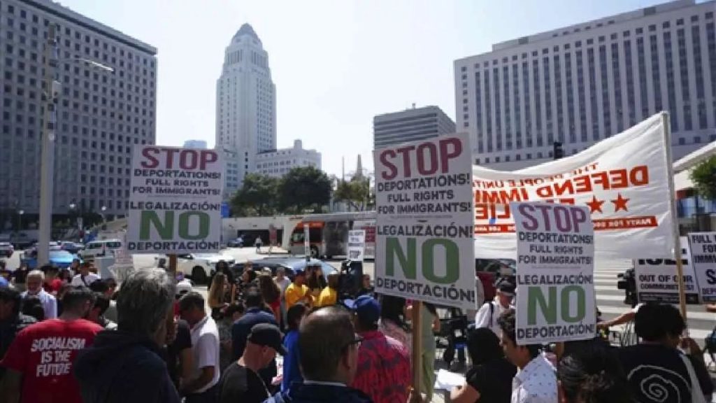 Protest in Los Angeles: लॉस एंजेलिस में जबरदस्त बवाल…पुलिस पर प्रर्दशनकारियों ने किया हमला, ट्रंप की प्रदर्शनकारियों को चेतावनी