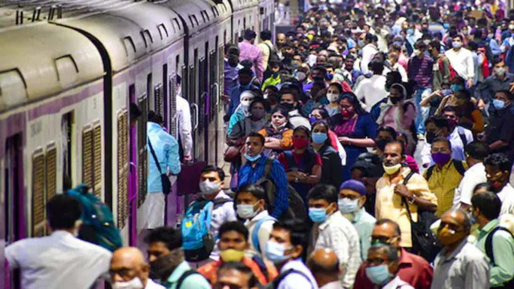 Pushpak Express Train Accident : कल्याण स्टेशन पास हुआ बड़ा हादसा, लोकल ट्रेन से गिरे 10-12 यात्री, 5 की मौत