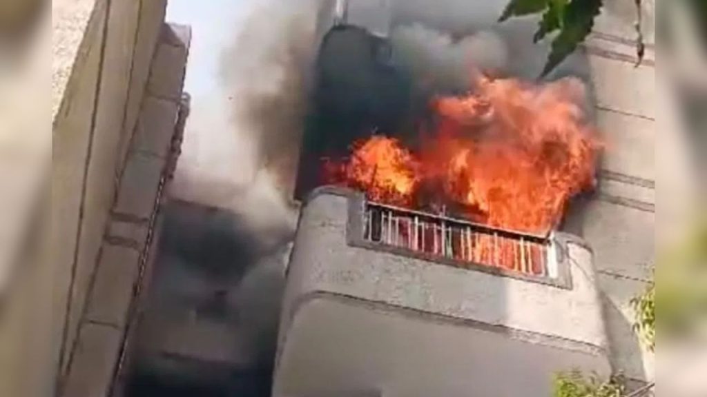 Dwarka Fire: धुआं-धुआं हुआ पूरा आसमान…द्वारका के अपार्टमेंट में लगी भीषण आग, पिता ने दो बच्चों के साथ लगाई छलांग तीनों की मौत