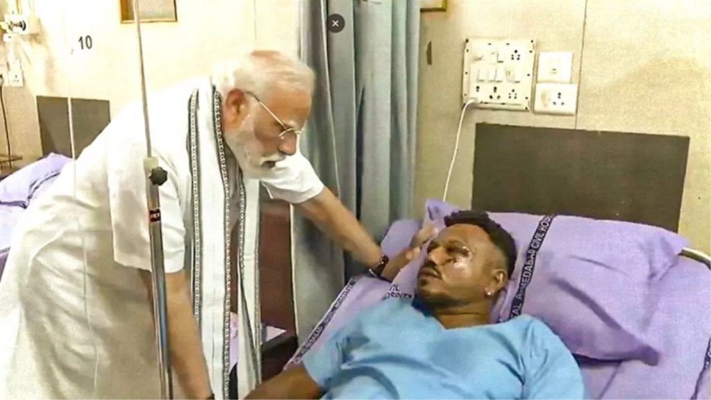 Air India Plane Crash: जाको राखे साइयां…मौत के मुंह से निकलर आए रमेश विश्वास, PM मोदी ने की पीड़ुुित से मुलाकात