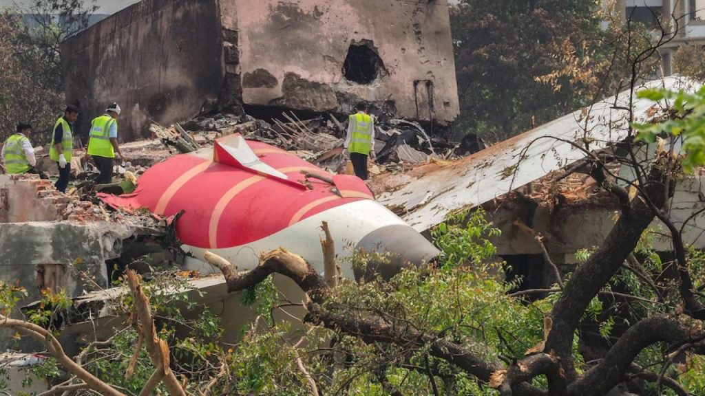 Ahmedabad Plane Crash : एयर इंडिया विमान हादसे की होगी जांच, सरकार ने किया हाई लेवल कमेटी का गठन