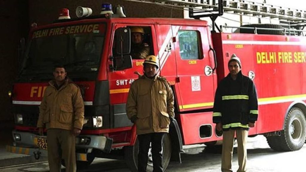 Delhi Fire: सीसीएस भवन में लगी भीषण आग, फायर ब्रिगेड की 13 गाड़ियां मौके पर