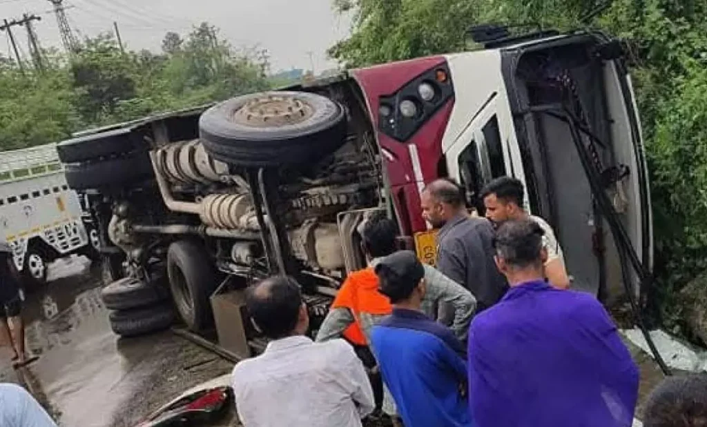 HRTC Bus Accident : भारी बारिश के चलते नालागढ़ में गिरी हिमाचल रोडवेज की बस, 44 लोग घायल