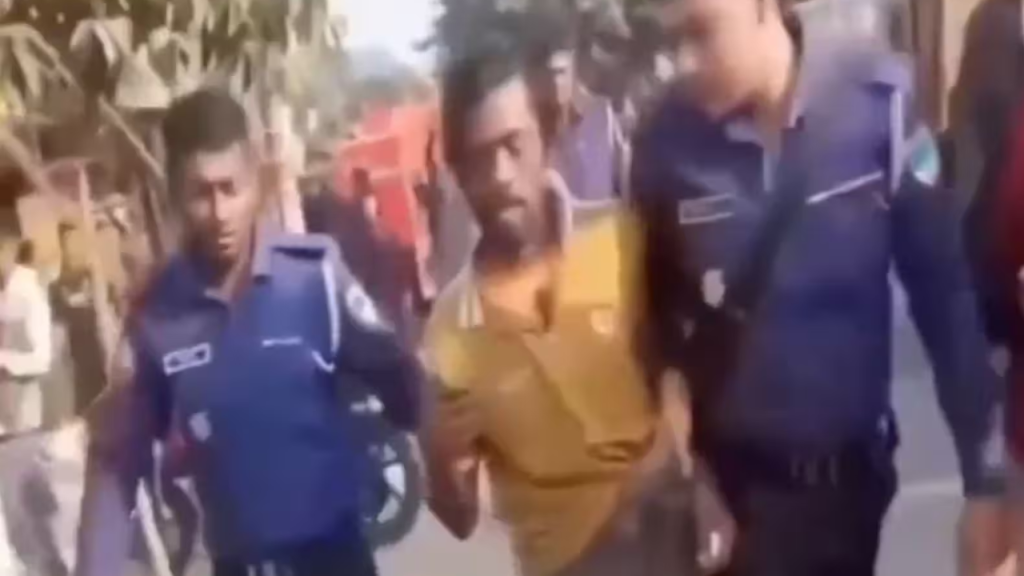 बांग्लादेश में कलावा देखकर भड़की भीड़: हिंदू रिक्शा चालक को पीटा, बोले- ‘रॉ एजेंट है’