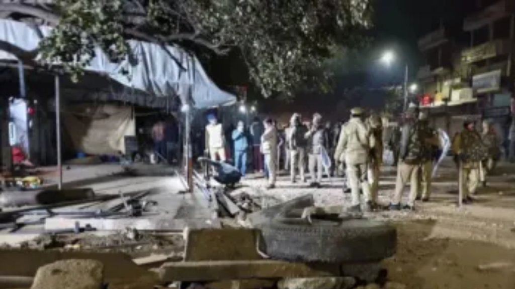 जयपुर के चौमूं में आधी रात को भड़का बवाल: मस्जिद के बाहर अतिक्रमण हटाने पर पुलिस पर पथराव, इंटरनेट बंद