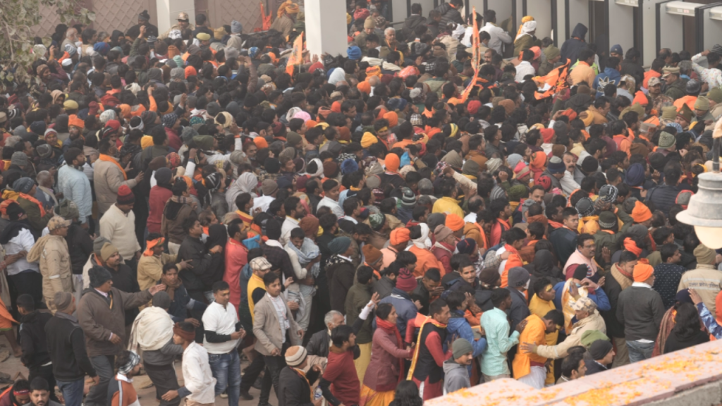 अयोध्या राम मंदिर में सुरक्षा चूक: कश्मीरी व्यक्ति द्वारा नमाज पढ़ने की कोशिश, हिरासत में लिया गया!