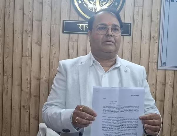 यूपी में एक के बाद एक इस्तीफों का सिलसिला जारी