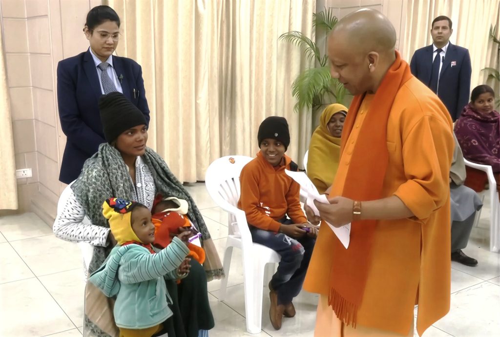 एक मां की फरियाद, दो मासूम बेटियों की आंखें और सीएम योगी