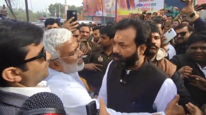 महोबा में विधायक ने घेरा मंत्री का काफिला, हुई तीखी नोकझोंक