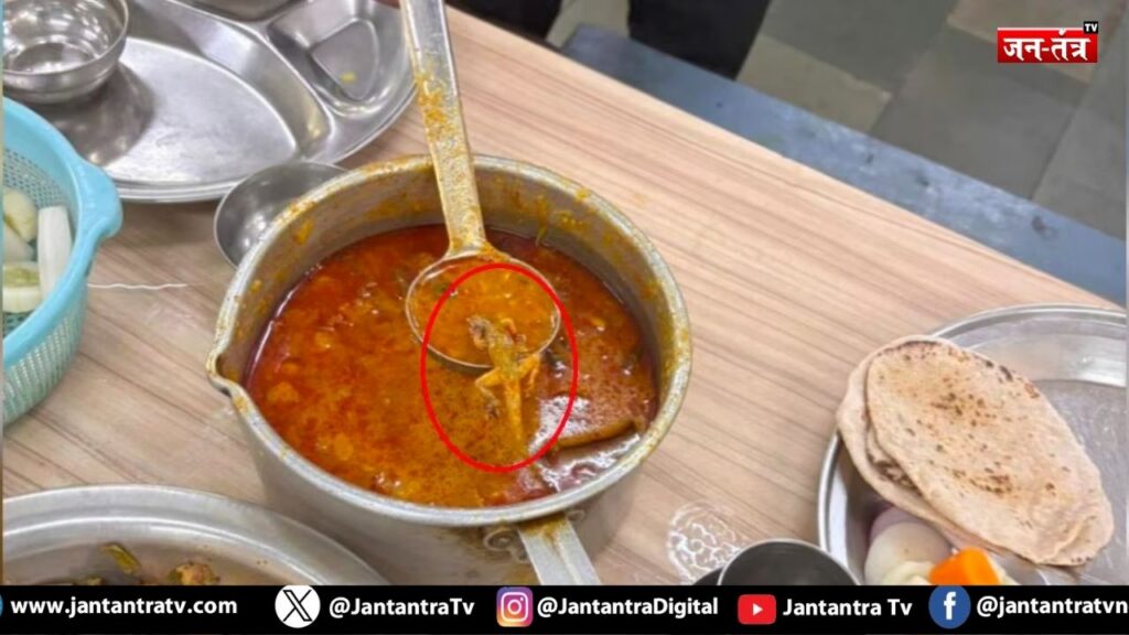 BHU के हॉस्टल मेस में छात्रों का फूटा गुस्सा